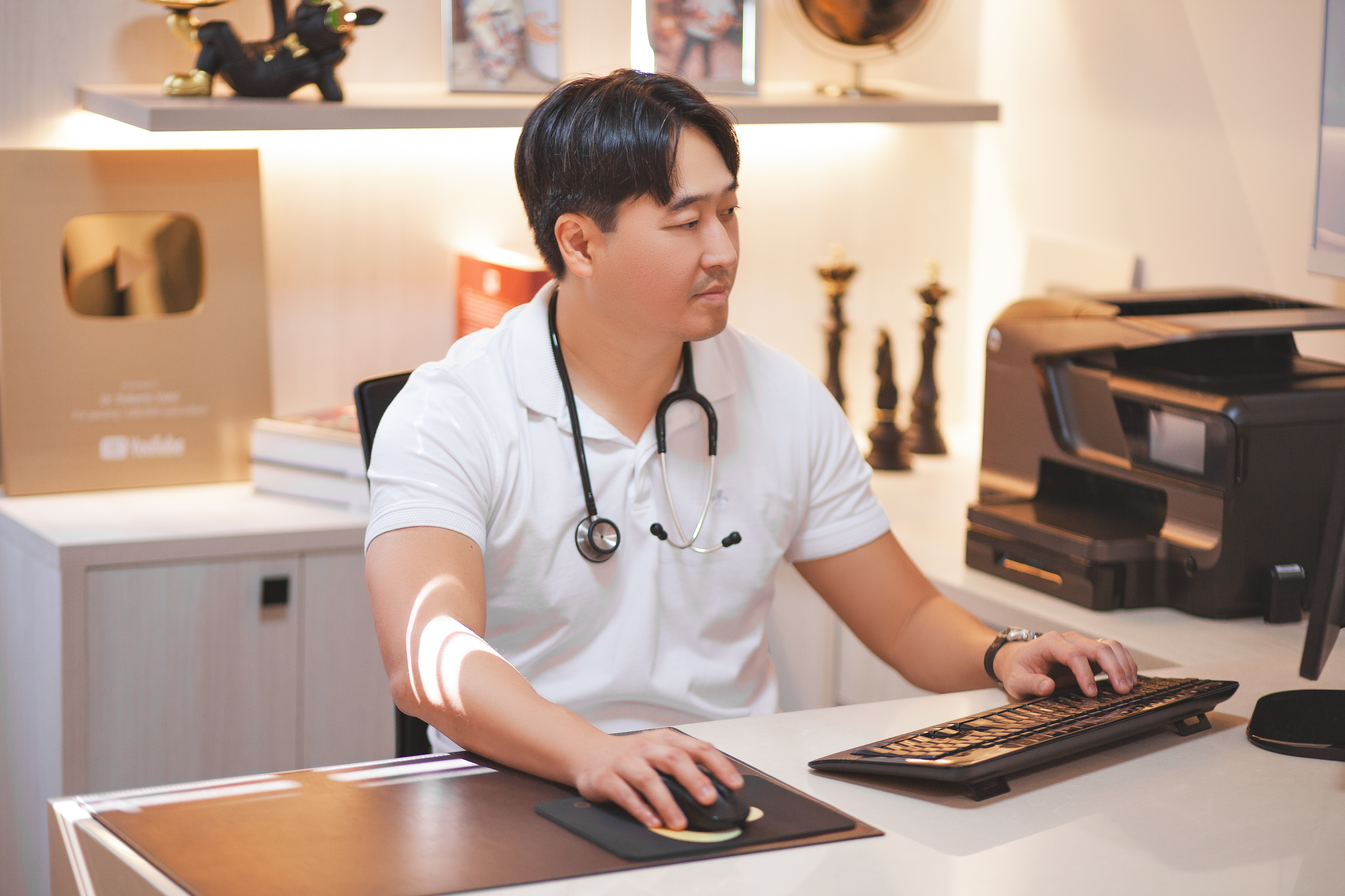 Cardiologista Dr. Roberto Yano, sucesso nas redes sociais, é capa da 1º edição da revista CPAH